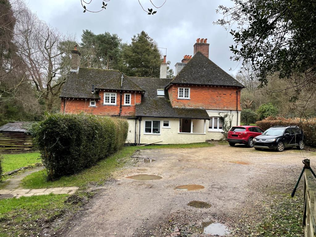 Lot: 94 - SUBSTANTIAL RESIDENTIAL INVESTMENT LET TO STATUTORY TENANT - Driveway and side view of house
